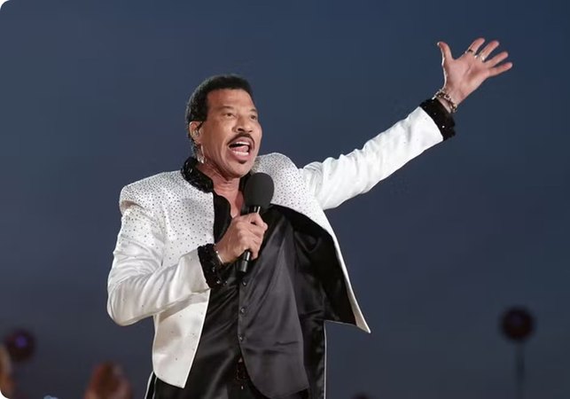 Cantor Lionel Richie é internado e realiza exames após show, segundo site