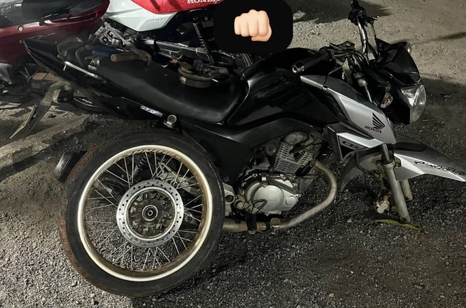 Após rastrear moto roubada, polícia encontra desmanche clandestino, em Arapiraca