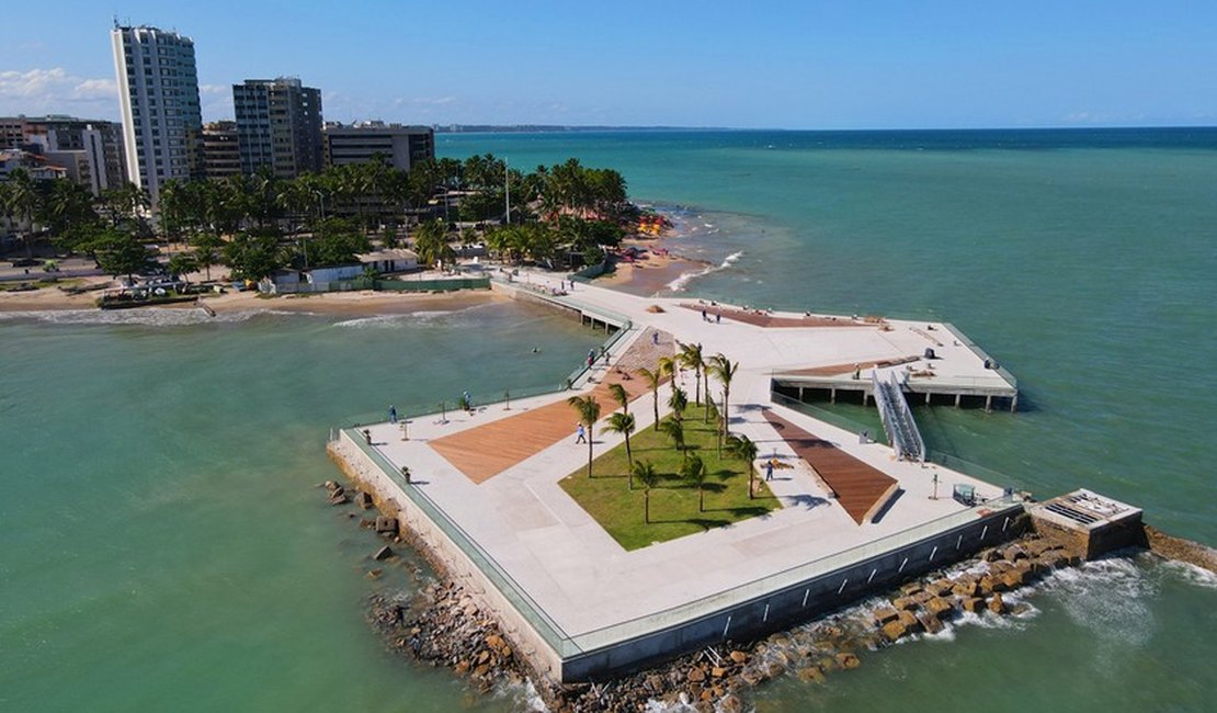 Homem sofre diversos ferimentos ao cair da plataforma do Marco dos Corais, em Maceió