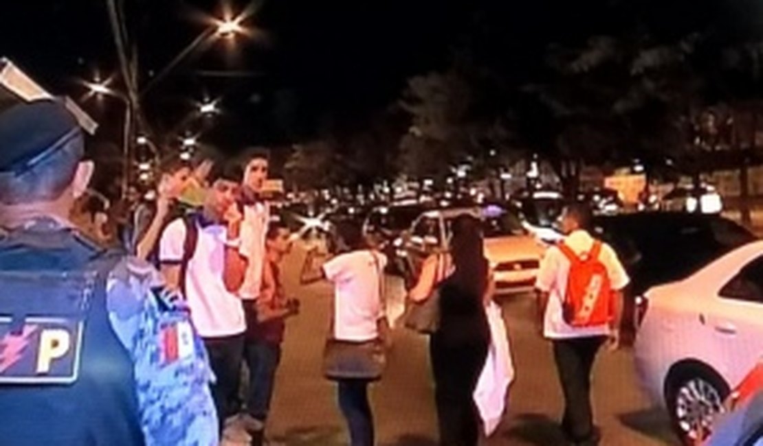 População aplaude policiais durante abordagem a suspeitos em Maceió