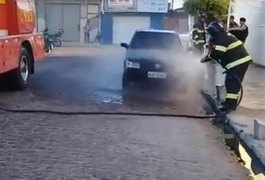 Homem ateia fogo no próprio carro após discussão com a esposa, em Arapiraca