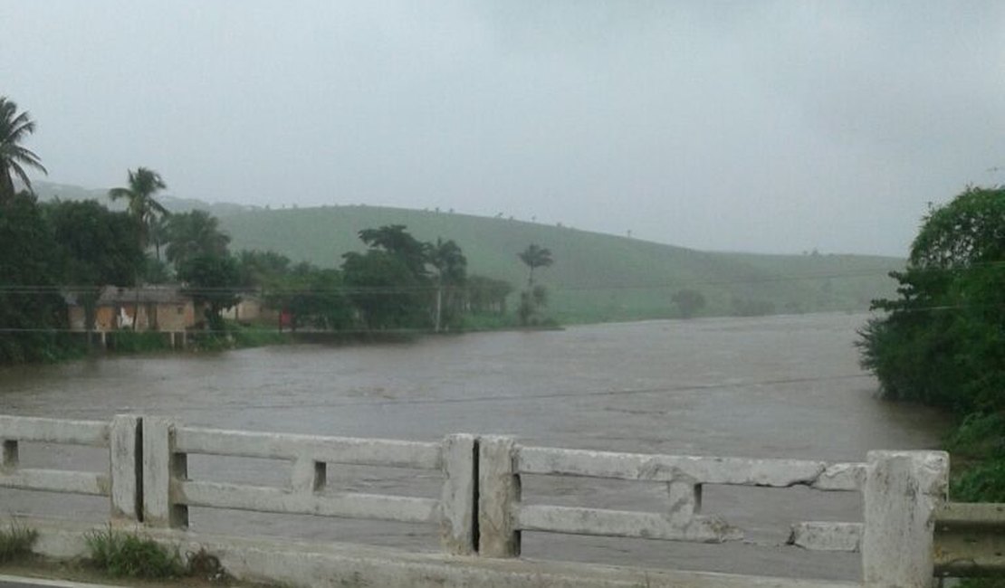 Ponte é interditada e teto de farmácia desaba em Atalaia