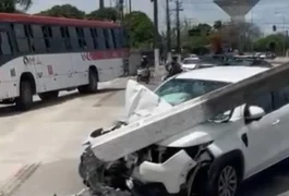 Motorista perde o controle e colide com poste próximo ao Viaduto da Federal, em Maceió