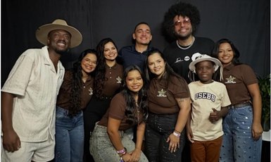 Antes de show no Verão Massayó 2026, João Gomes se emociona ao receber camisa que Kara Veia usou em gravação de DVD