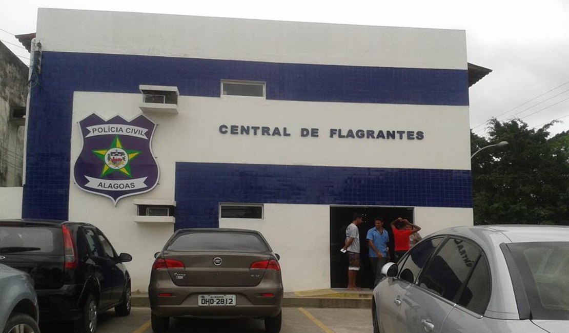 Dois jovens são presos por tráfico de drogas na capital alagoana