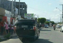 Veículo capota após colidir com carro estacionado no Tabuleiro