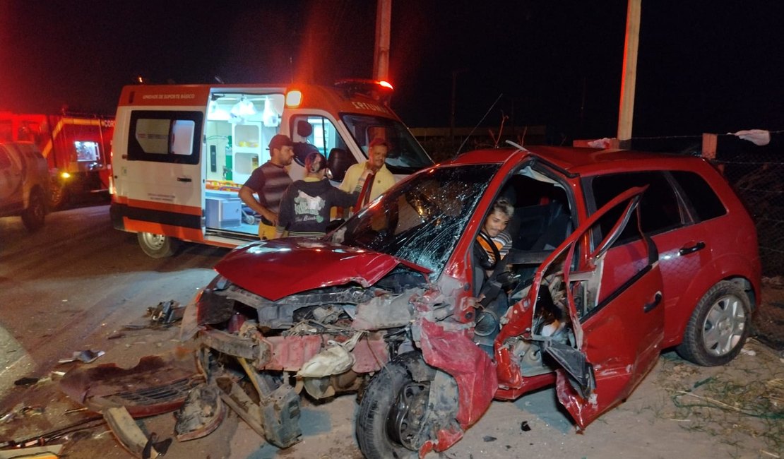 Colisão entre dois veículos de passeio deixa uma pessoa presa nas ferragens de carro, em Arapiraca