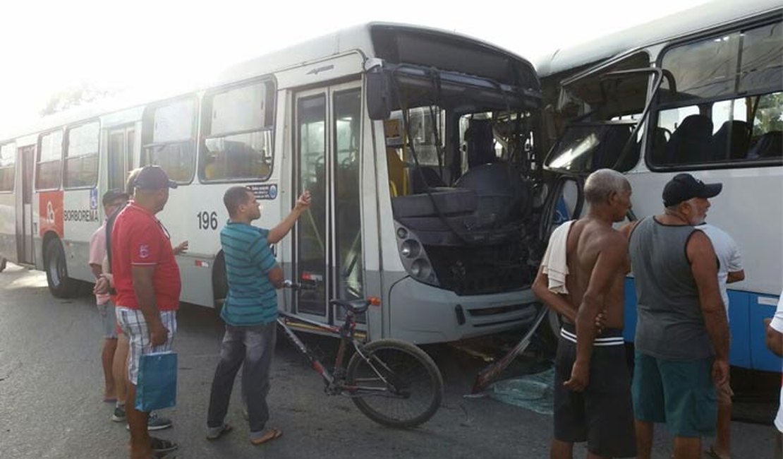 Colisão entre dois ônibus deixa 20 feridos em Recife