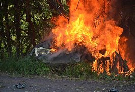 Populares ateiam fogo em veículo, após jovens serem atropelados em Marechal Deodoro