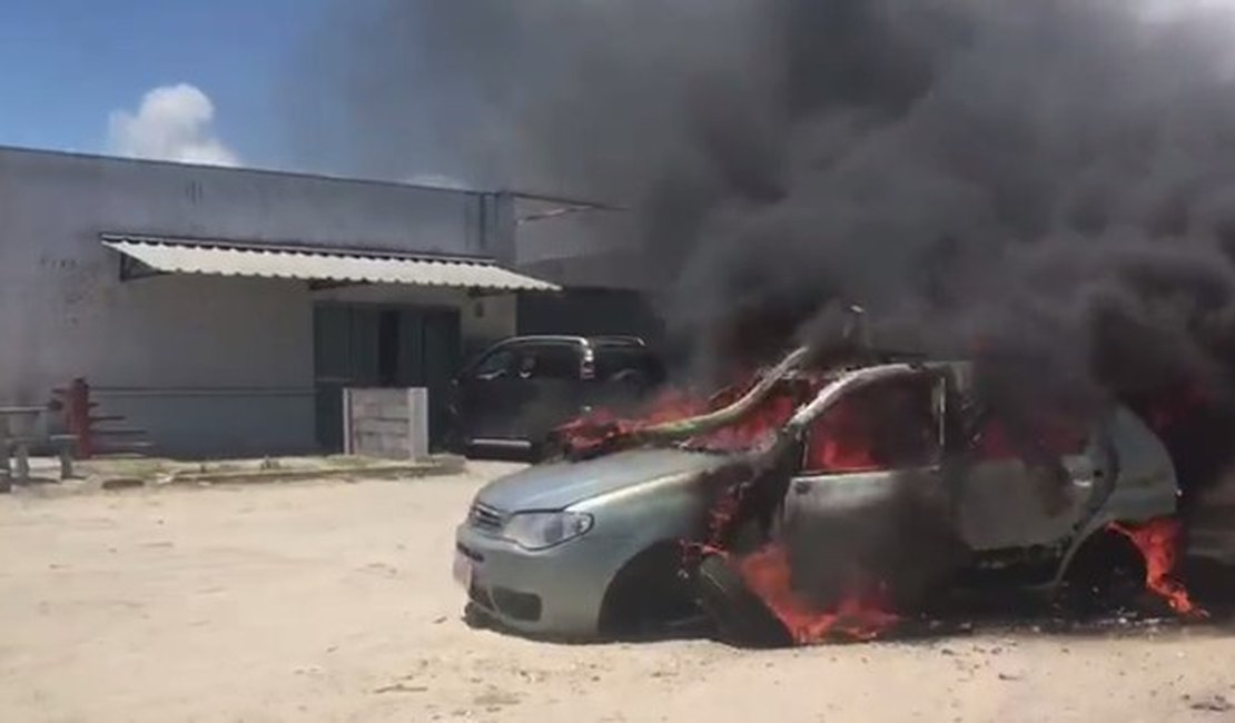Carro é incendiado na Serraria, Maceió