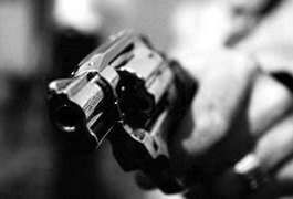 Dois homens e mulher invadem casa e furtam diversos objetos em Arapiraca