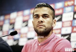 Daniel Alves rebate críticas, cita Pelé e afirma: 'Muitos me odeiam, mas todos me querem'