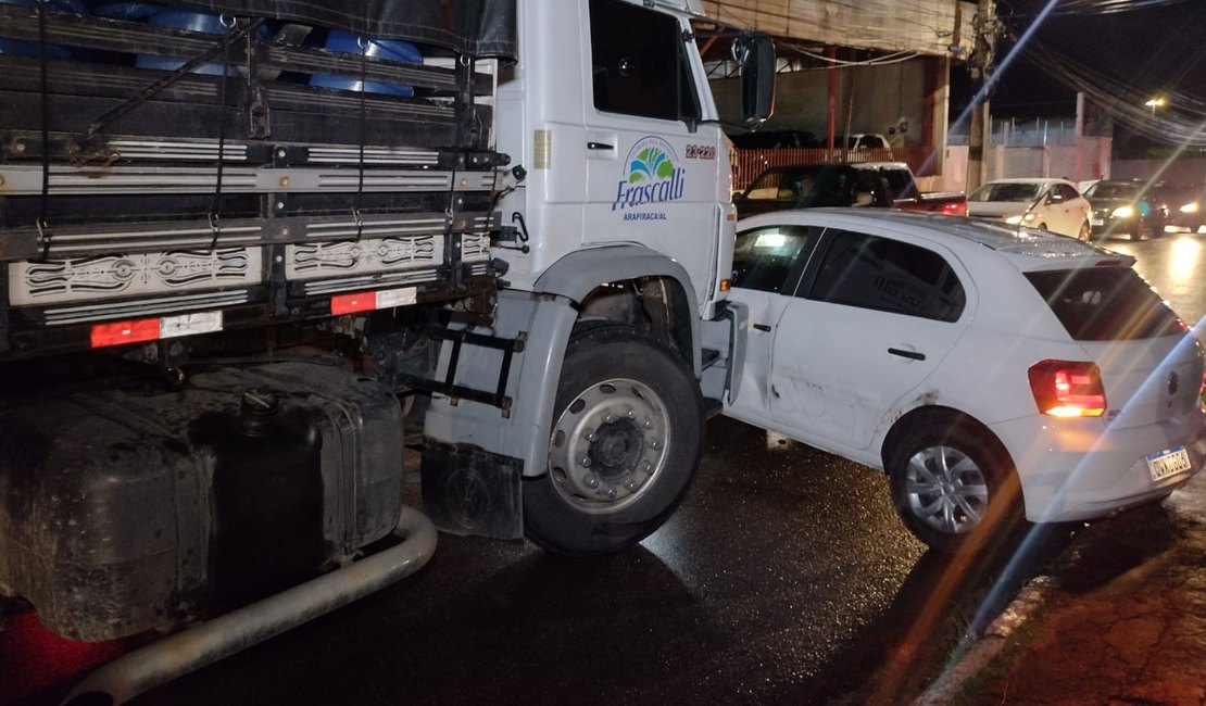Caminhão colide em veículo de passeio e o arrasta por alguns metros, em Arapiraca