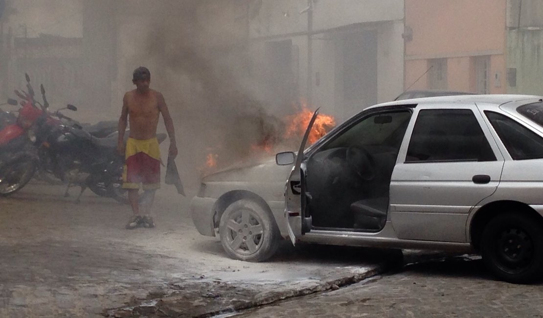 Carro pega fogo em posto de combustíveis em Arapiraca