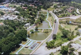 Criança de 11 anos pega arma do pai e atira acidentalmente em menino de 9 no interior de SP