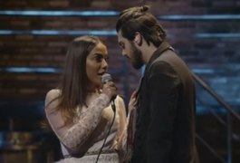 Anitta ‘reclama’ de olhar sedutor de Luan Santana em gravação de clipe e ele rebate: ‘Sou vesgo’