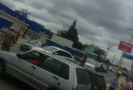 Colisão envolvendo quatro veículos deixa trânsito lento no bairro Santa Edwiges, em Arapiraca