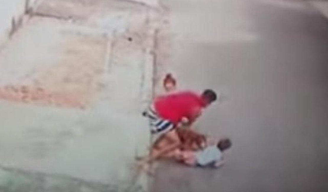 Vídeo mostra jovem salvando criança de 5 anos de ataque de pitbull