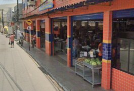 Criminosos abrem fogo dentro de supermercado e casal é baleado em Rio Largo