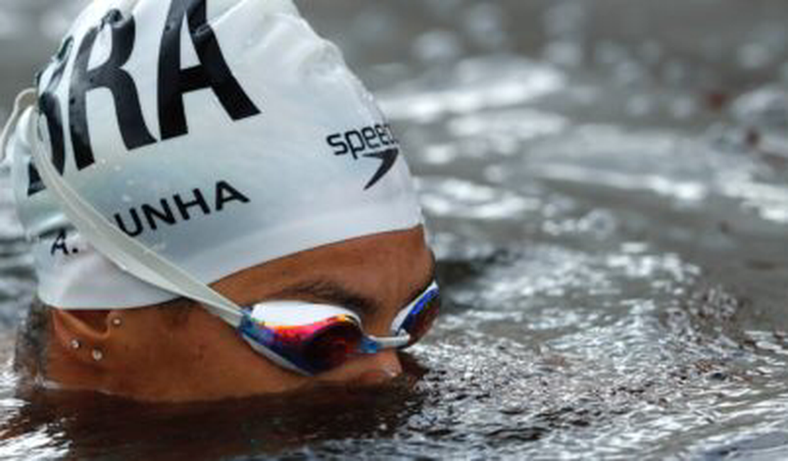Ouro feminino: Ana Marcela conquista medalha de ouro na maratona aquática da Olimpíada