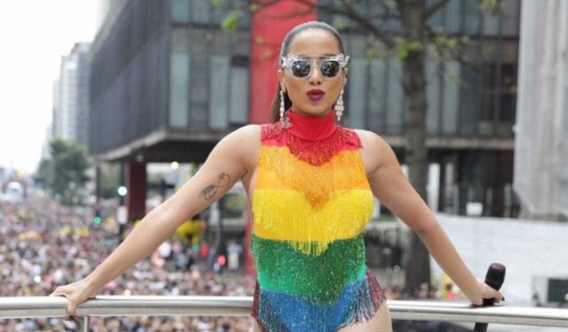 Após aderir ao #EleNão, Anitta recebe mais de 50 mil 'descurtidas'