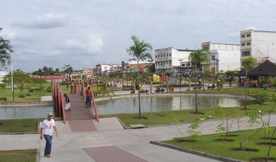 Briga entre irmãos termina em agressão na Praça Ceci Cunha, em Arapiraca