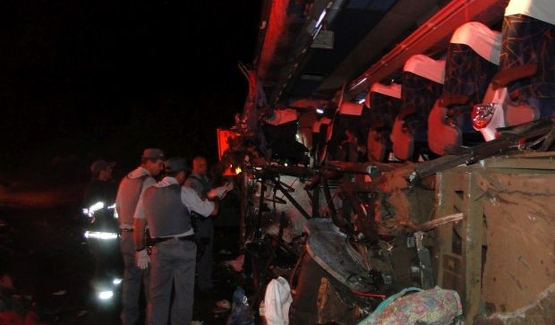 Sobe para 11 número de mortos em acidente com ônibus de estudantes