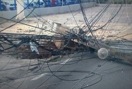 Caminhonete arranca poste em Maceió, fiação fica exposta e condutor foge