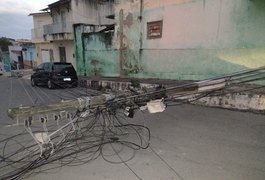 Trânsito fica lento após caminhão bater em poste na Rua 16, em Arapiraca