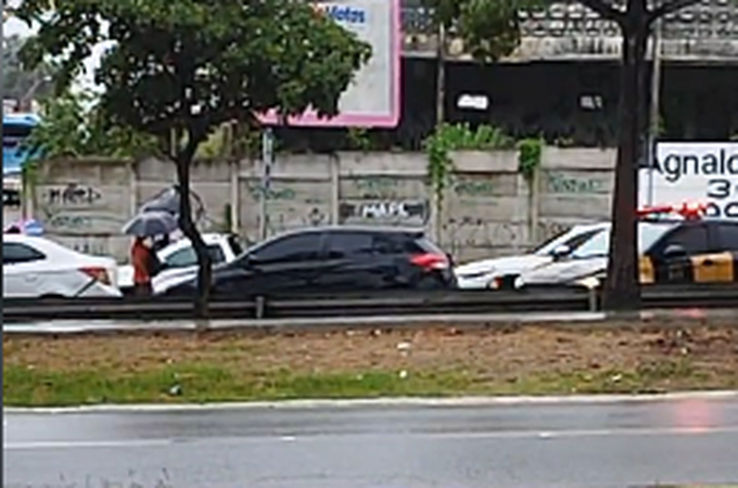 Motorista sofre infarto e morre dentro de carro na Av. Durval de Góes Monteiro, em Maceió