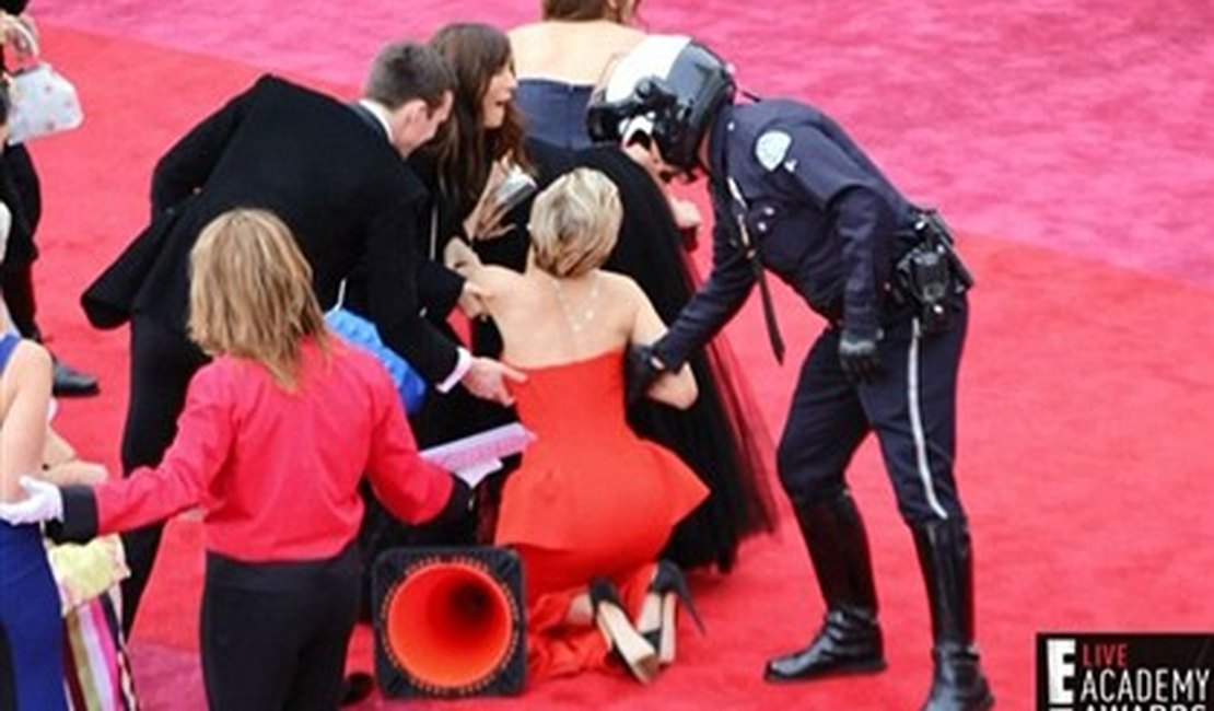 Jennifer Lawrence volta a cair no Óscar
