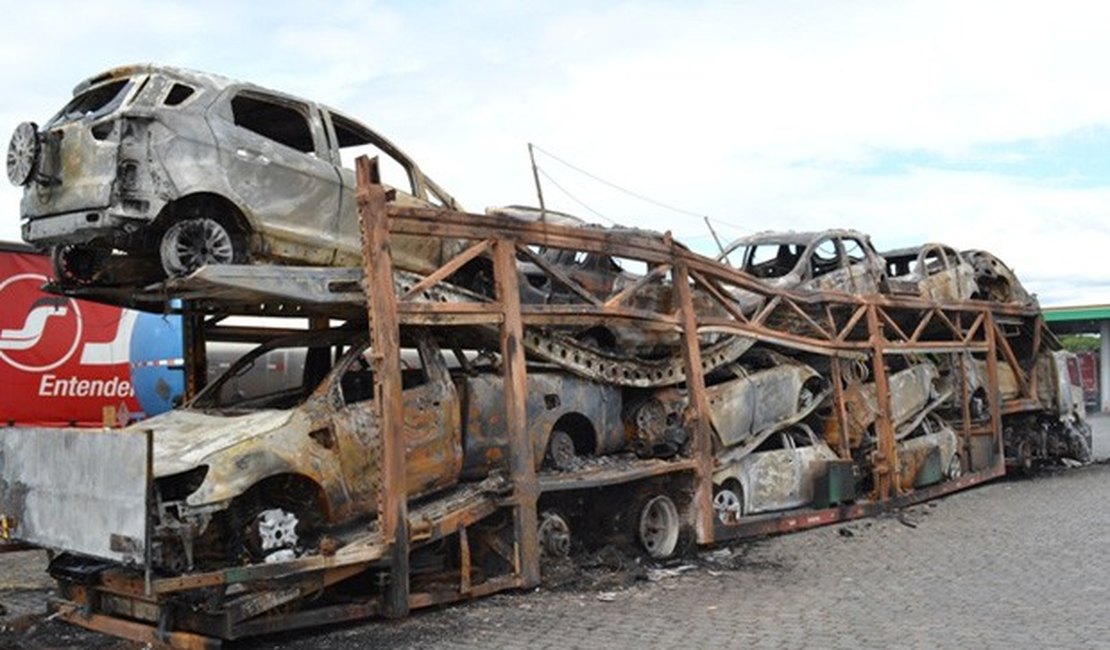 Carro fica destruído após cair de caminhão-cegonha que entalou em