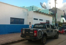 Criança efetua disparo acidental em escola no Centro de Arapiraca