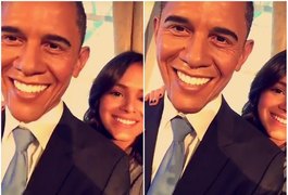 Bruna Marquezine visita museu de cera e posa com estátua de Obama