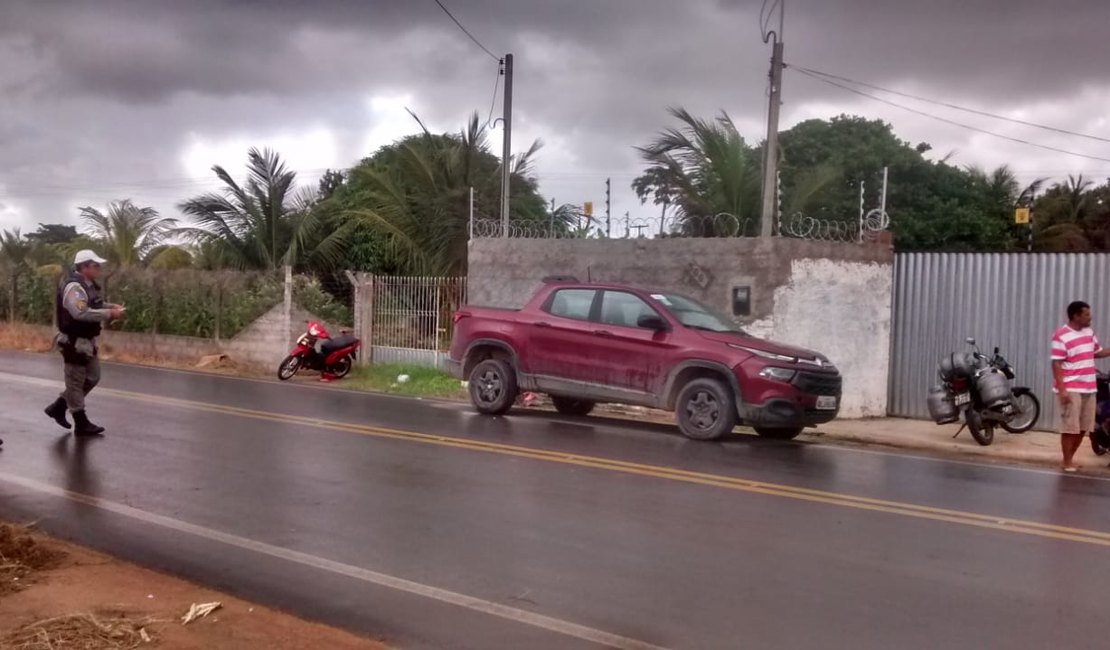 Acidente entre carro e cinquentinha deixa três feridos na AL 115