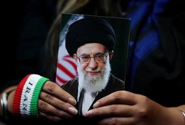 Milhares de iranianos lotam complexo para funeral de Khamenei