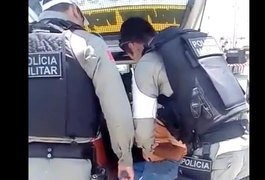 Vídeo. Motorista provoca acidente, tenta fugir e é detido pela PM, em Arapiraca