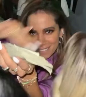 Anitta joga dólares para o alto durante festa em boate de Miami