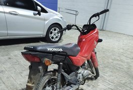 Motocicleta sem placa é encontrada pela PM em praça no Centro de Craíbas