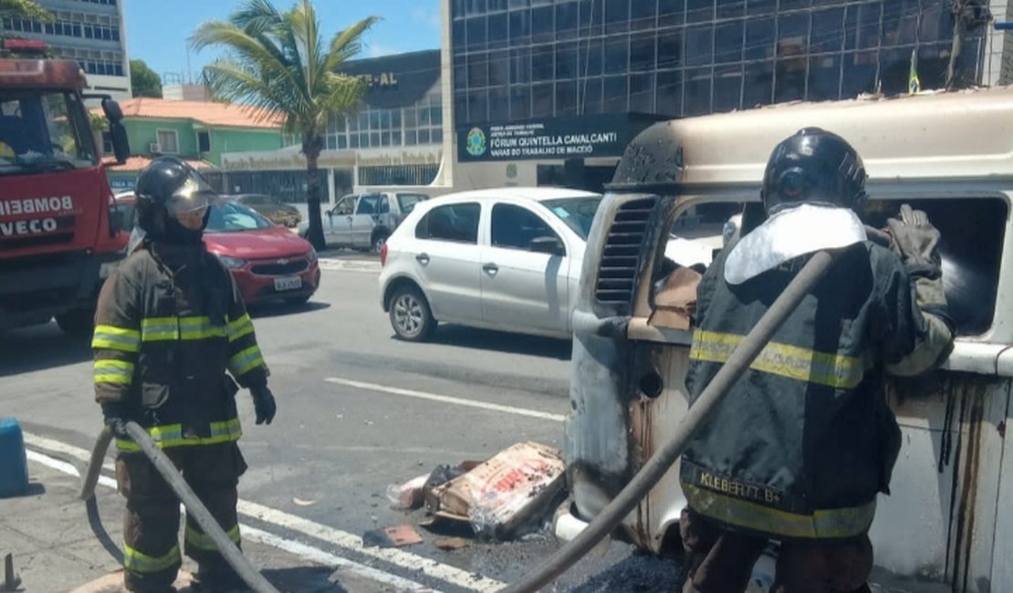 Kombi carregada com mantimentos pega fogo em avenida e assusta população, em Maceió