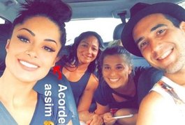 Na praia, Aline Riscado esconde André Marques em sessão de fotos