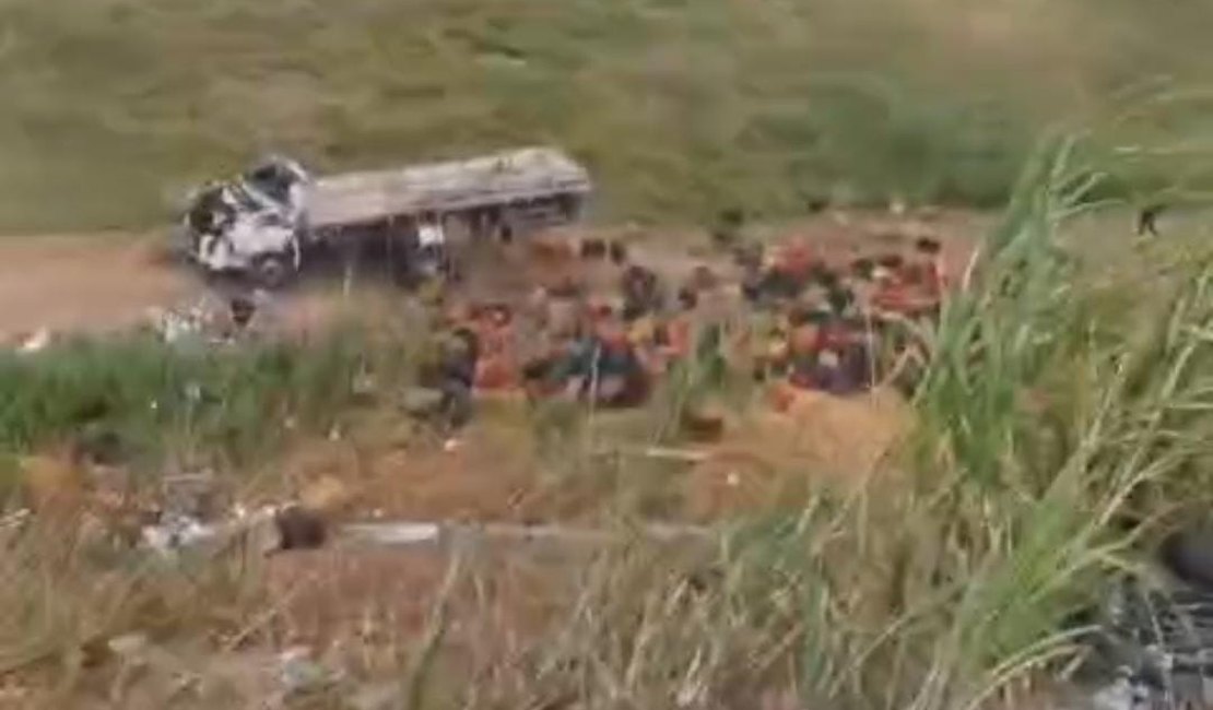 Caminhão com caixas de verduras tomba em São José da Laje e motorista fica ferido