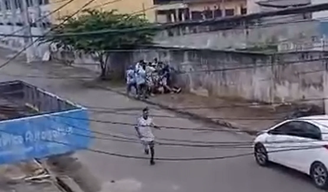 Homem é espancado por torcida organizada do CSA antes de jogo da Série D em Maceió