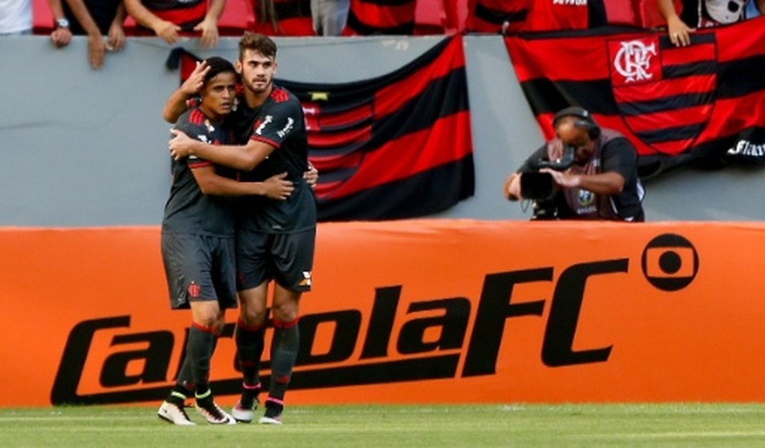 Flamengo domina o São Paulo, reage duas vezes, mas perde pênalti e fica no empate