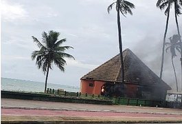 Barraca na orla de Maceió tem princípio de incêndio