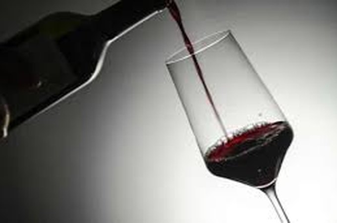 Homem usa escada para invadir casa e furta garrafa de vinho no valor de R$ 400 em Arapiraca