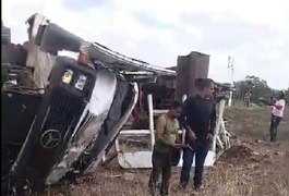 Caminhão com retroescavadeira capota, ﻿derruba poste e interdita trecho da AL-220 em Jaramataia