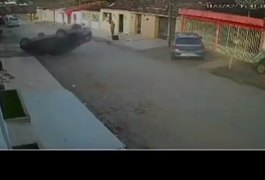 Carro de motorista que estava aprendendo a dirigir capota em União dos Palmares, AL