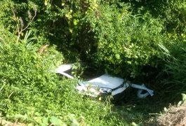 Carro cai em ribanceira na Gruta de Lourdes