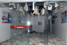 Bando armado faz PMs reféns e explode Bradesco de Canapi